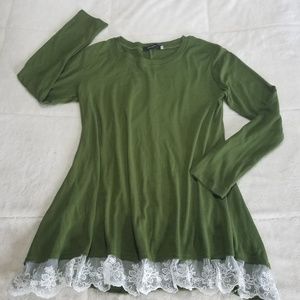 GORGEOUS GREEN LACE HEM TOP NWOT